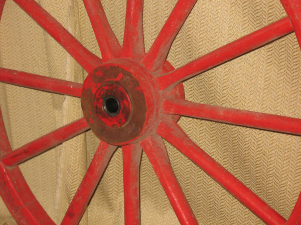Coppia di piccole ruote di carrozza in legno e ferro del XIX secolo Perfetto stato di conservazione