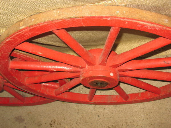Coppia di piccole ruote di carrozza in legno e ferro del XIX secolo Perfetto stato di conservazione