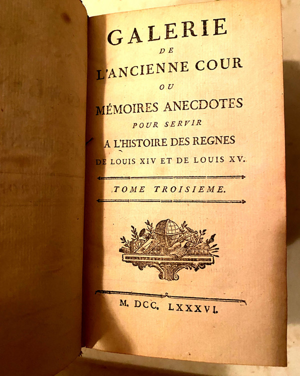 Galerie de l'Ancienne Cour , 3 volumes in 12 , imprimés en 1786 premier texte connu de Saint Simon. Rare .