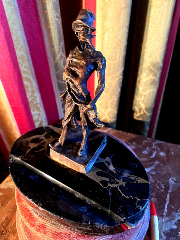 Scrivania in bronzo con l'immagine di Ratapoil di Daumier a cera persa dei primi del Novecento su un portapenne in marmo.