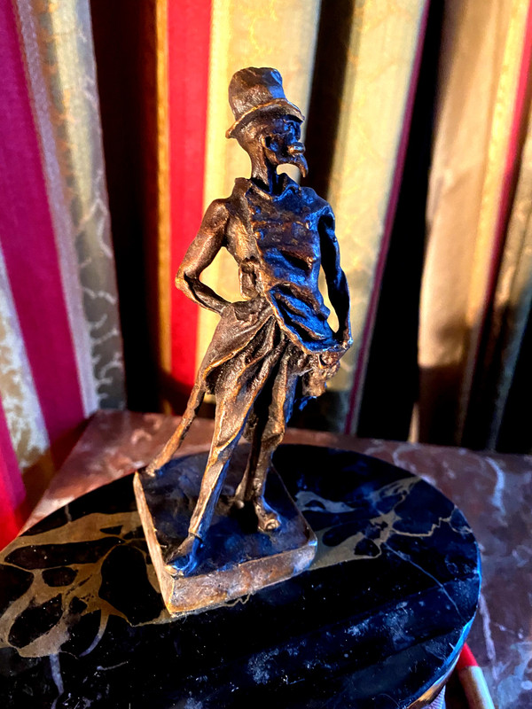 Scrivania in bronzo con l'immagine di Ratapoil di Daumier a cera persa dei primi del Novecento su un portapenne in marmo.