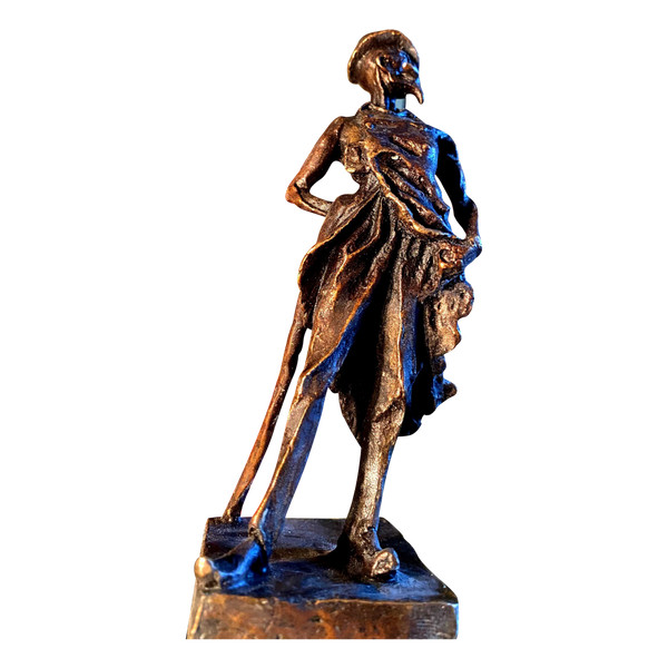 Scrivania in bronzo con l'immagine di Ratapoil di Daumier a cera persa dei primi del Novecento su un portapenne in marmo.