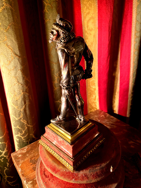 Due statuette in bronzo argentato "Les Mignons Duellistes" di Emile Guillemin su basi di rodocrosite