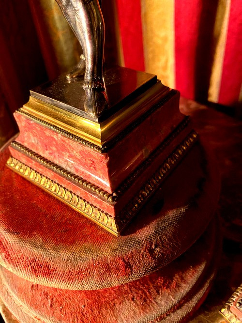 Due statuette in bronzo argentato "Les Mignons Duellistes" di Emile Guillemin su basi di rodocrosite