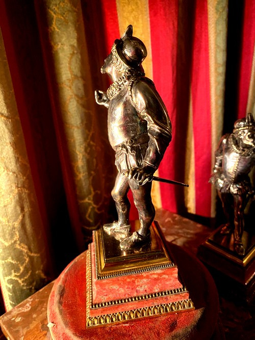 Due statuette in bronzo argentato "Les Mignons Duellistes" di Emile Guillemin su basi di rodocrosite