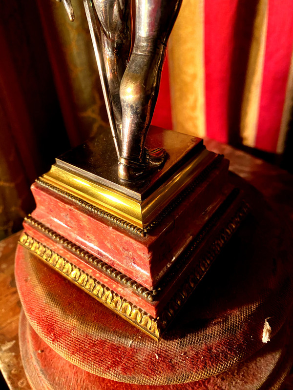 Due statuette in bronzo argentato "Les Mignons Duellistes" di Emile Guillemin su basi di rodocrosite