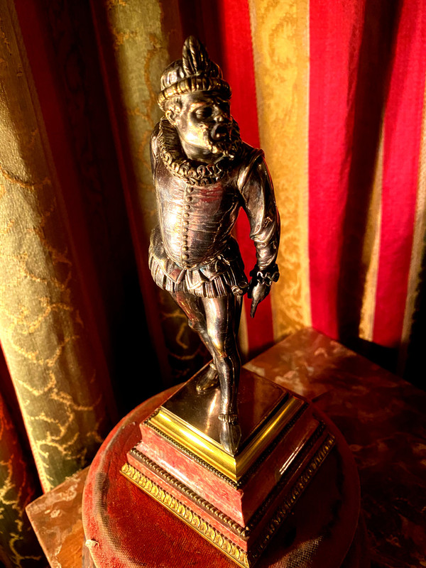 Due statuette in bronzo argentato "Les Mignons Duellistes" di Emile Guillemin su basi di rodocrosite