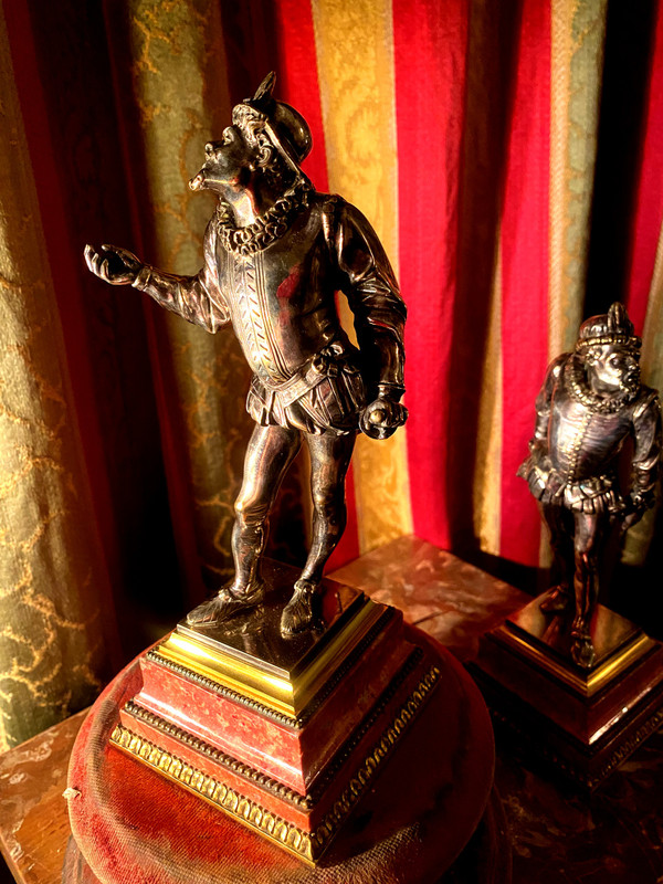 Due statuette in bronzo argentato "Les Mignons Duellistes" di Emile Guillemin su basi di rodocrosite