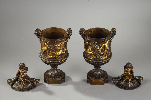 PAIR OF COVERED VASES, IN FINELY CHASED BRONZE WITH A RICH ROTATING DECORATION