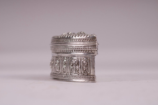 Scatola di lime mezza luna in argento Burma Betel Shan
