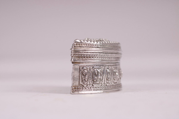 Scatola di lime mezza luna in argento Burma Betel Shan