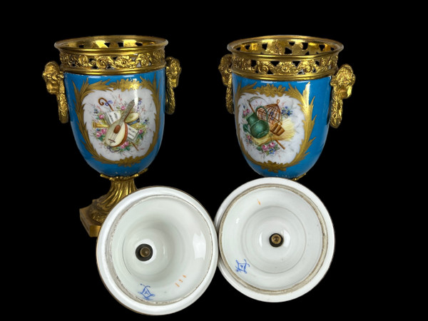 PAIR OF COVERED POTS IN SÈVRES PORCELAIN DECORATED WITH GILT BRONZE NAPOLEON III