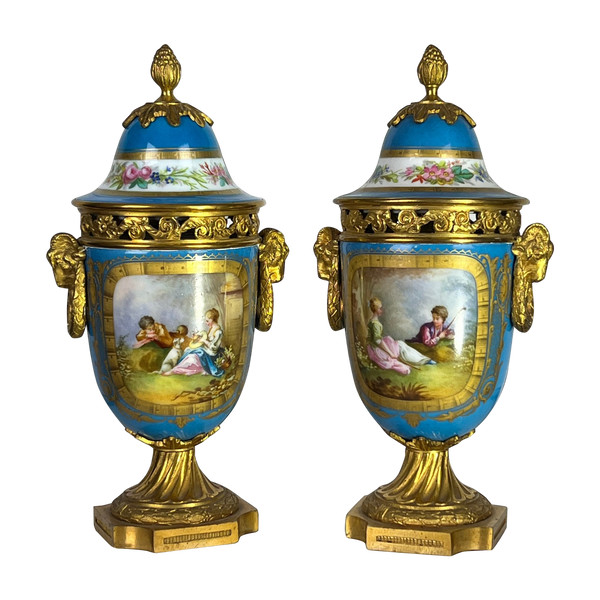 PAIR OF COVERED POTS IN SÈVRES PORCELAIN DECORATED WITH GILT BRONZE NAPOLEON III