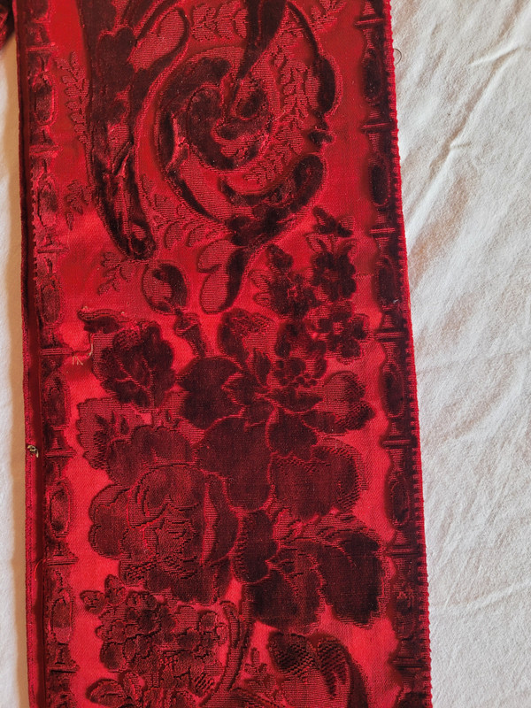 Bordure en velours ciselé rouge, époque XIXe siècle