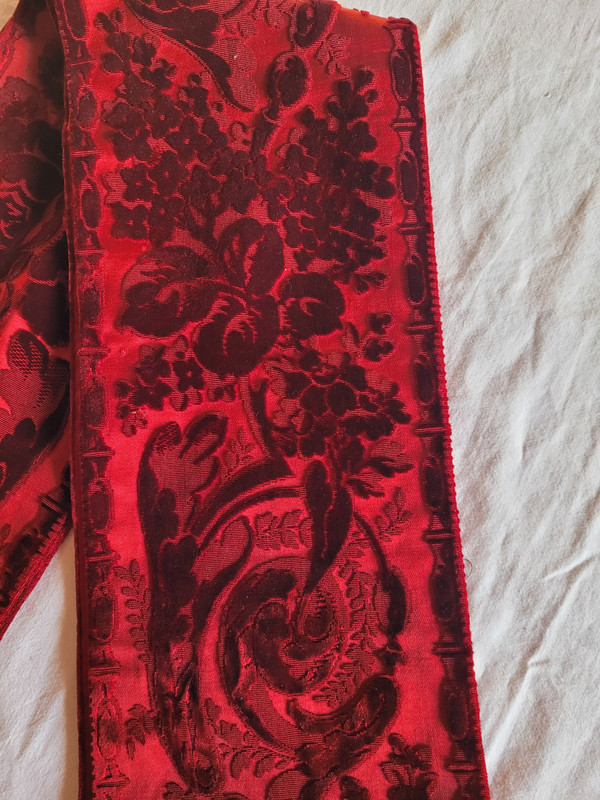 Bordure en velours ciselé rouge, époque XIXe siècle