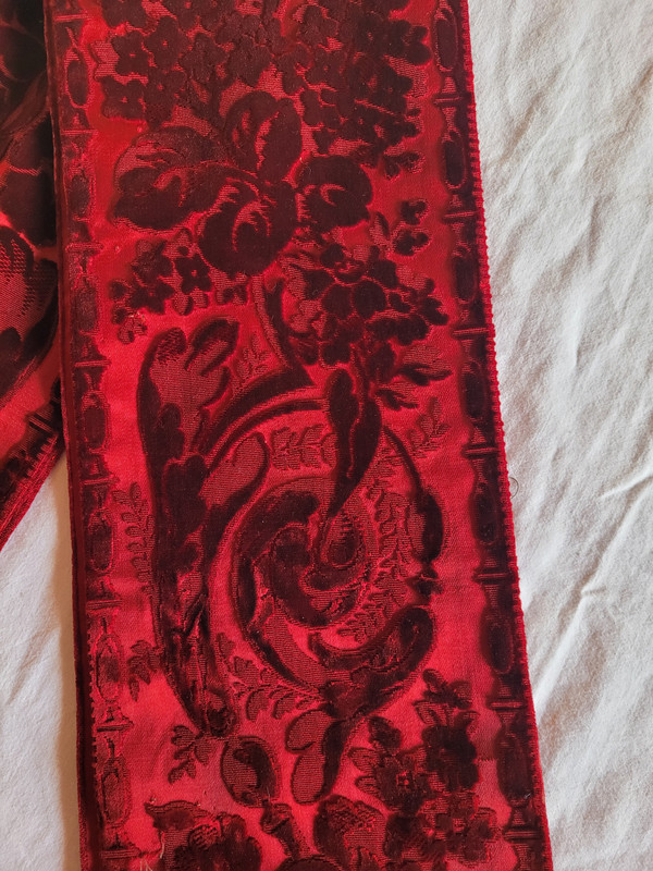 Bordure en velours ciselé rouge, époque XIXe siècle