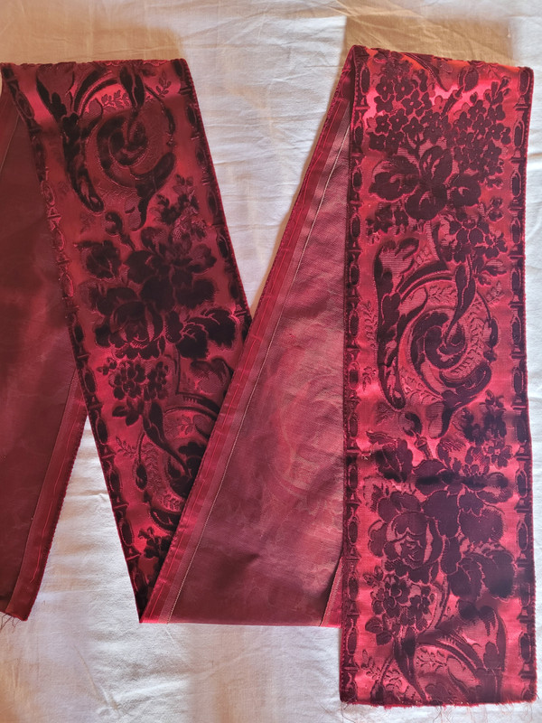 Bordure en velours ciselé rouge, époque XIXe siècle