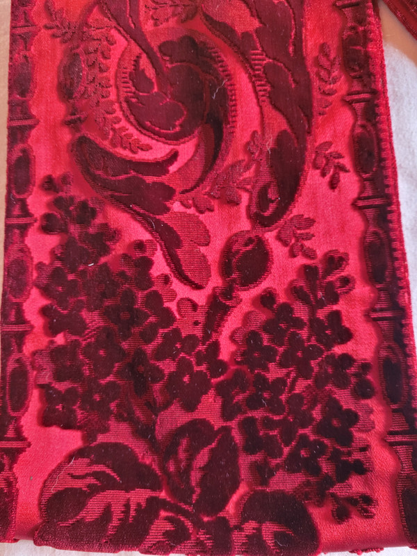Bordure en velours ciselé rouge, époque XIXe siècle
