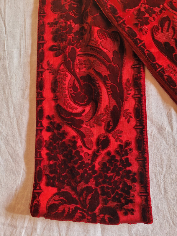 Bordure en velours ciselé rouge, époque XIXe siècle
