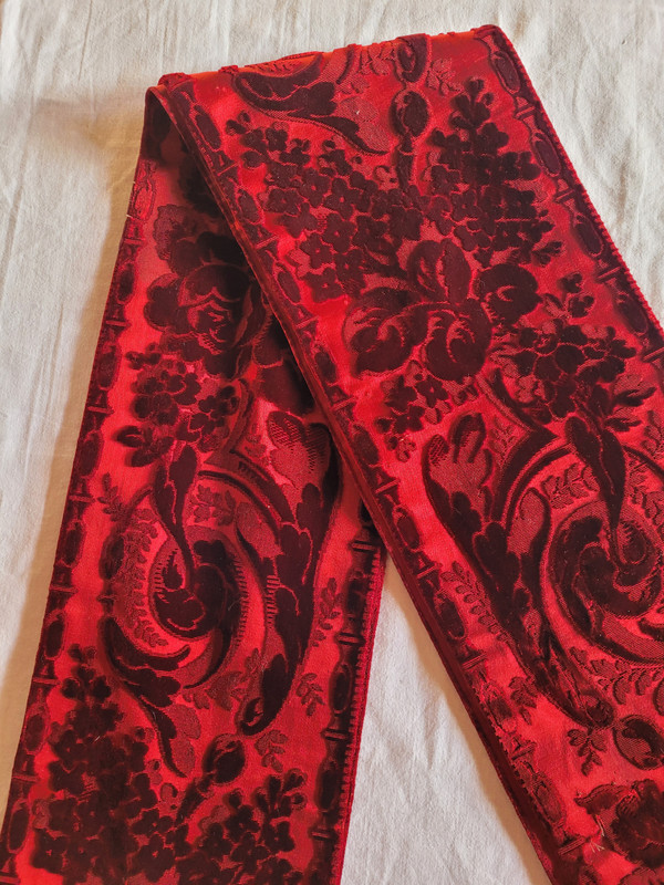 Bordure en velours ciselé rouge, époque XIXe siècle