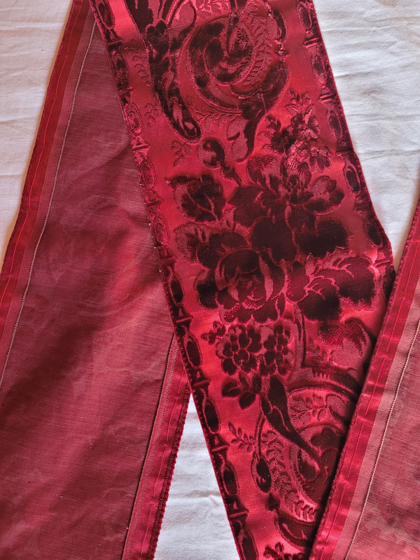 Bordure en velours ciselé rouge, époque XIXe siècle