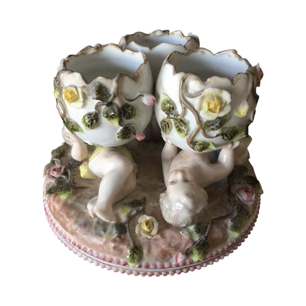 Coquetiers Formant Un Groupe De Chérubins En  Porcelaine