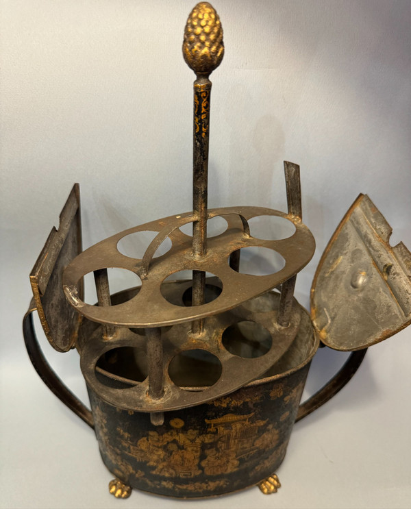 Egg maker in black and gold Chinese painted sheet metal, 19th century