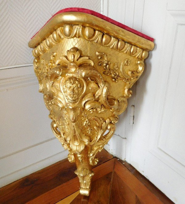 Coppia di grandi console angolari per vano scale - Stile Regency in legno dorato del XIX secolo