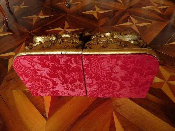 Coppia di grandi console angolari per vano scale - Stile Regency in legno dorato del XIX secolo