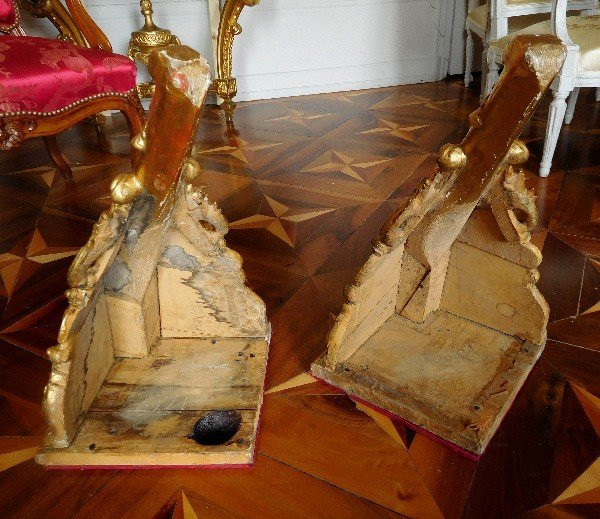 Coppia di grandi console angolari per vano scale - Stile Regency in legno dorato del XIX secolo