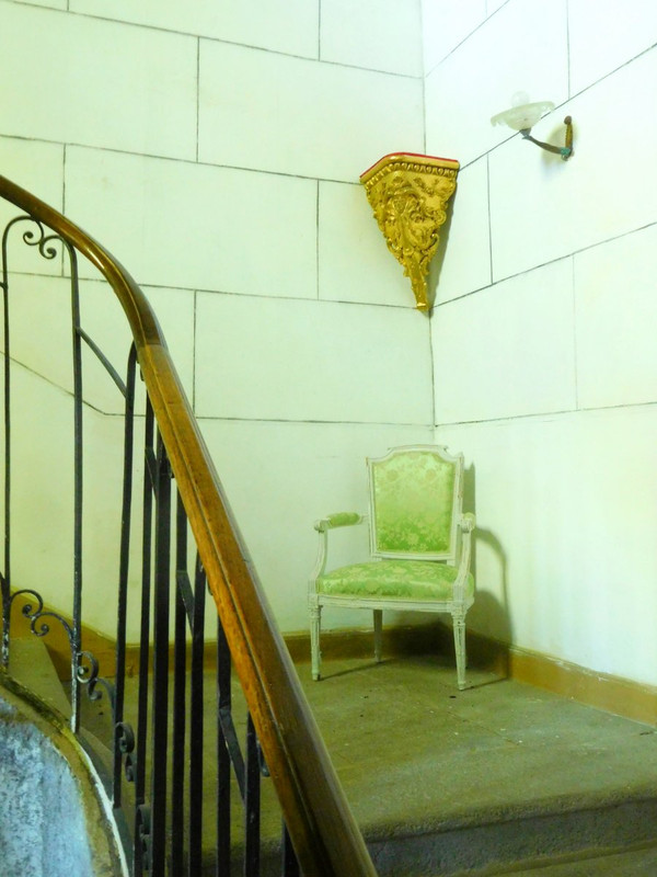 Coppia di grandi console angolari per vano scale - Stile Regency in legno dorato del XIX secolo