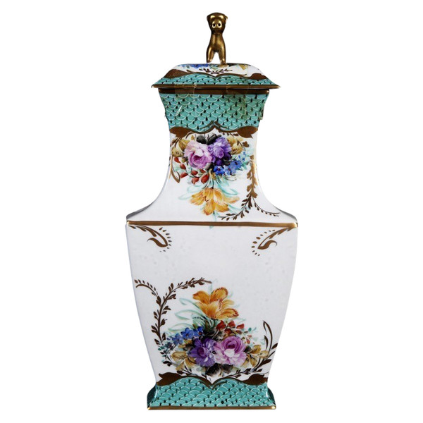 Vase avec couvercle Limoges en porcelaine blanche et verte avec des décors floraux