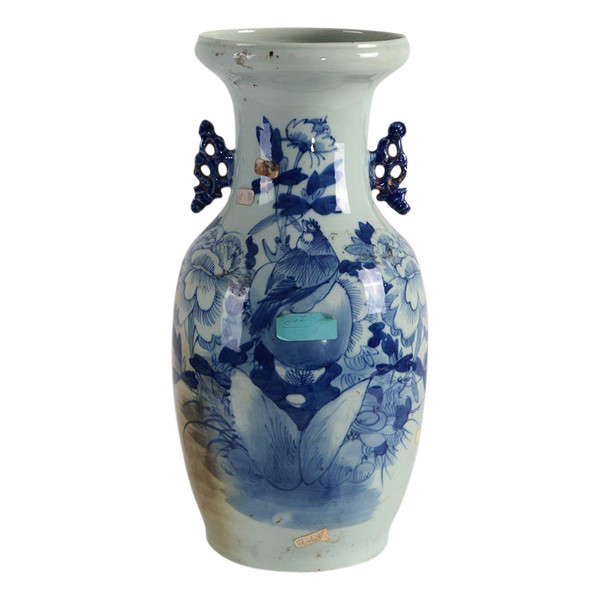 Vase chinois en porcelaine blanche décoré de motifs bleus représentant des thèmes animaux et végétaux, datant de 1900