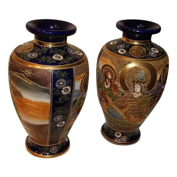 Couple de vases Satsuma avec des personnages et des décors dorés et bleus datant du XIXe siècle