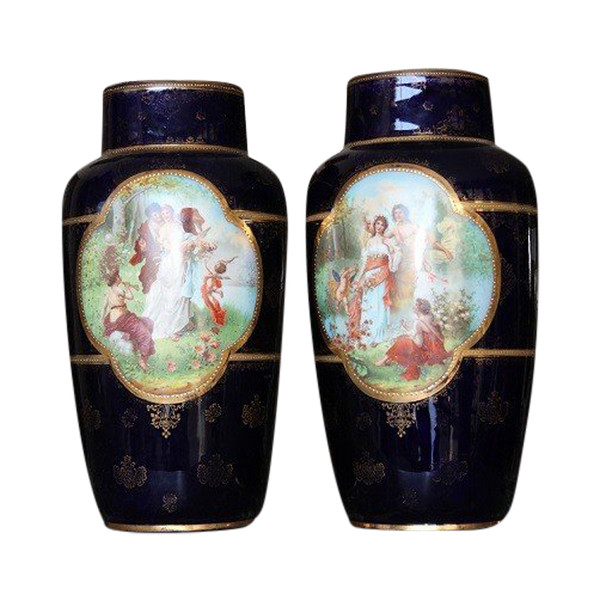 Couple de vases autrichiens de la manufacture de Vienne en porcelaine avec des scènes de goût néo-classique