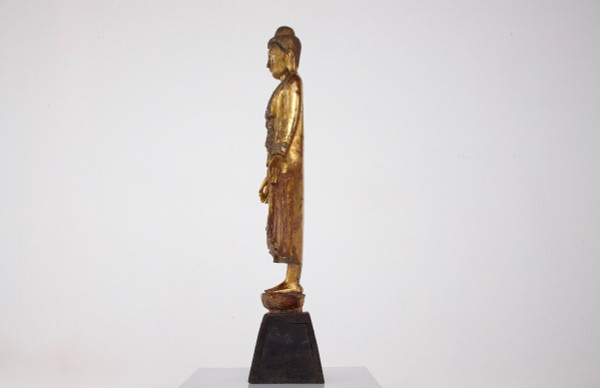 Buddha in piedi Birmania, Mandalay.