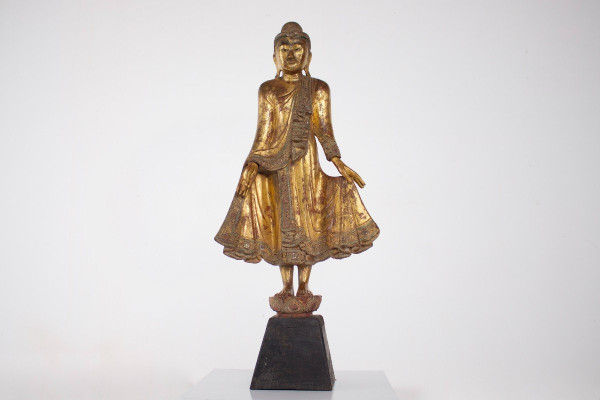 Buddha in piedi Birmania, Mandalay.