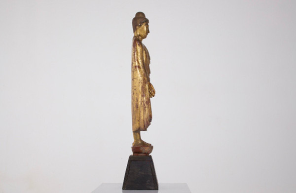 Buddha in piedi Birmania, Mandalay.