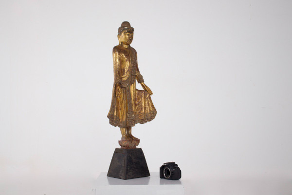 Buddha in piedi Birmania, Mandalay.