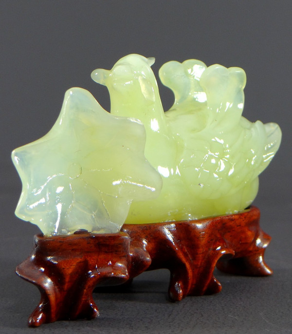 China, 1950er/1960er Jahre, Jade-Enten- und Blumenskulptur.