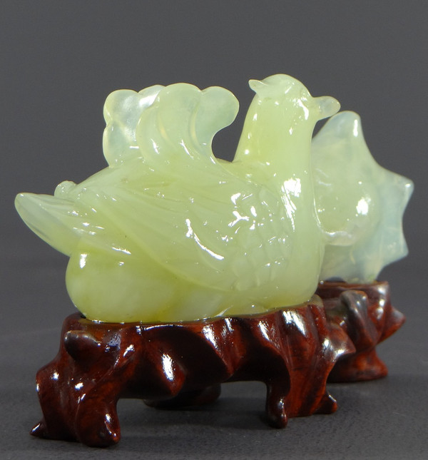 China, 1950er/1960er Jahre, Jade-Enten- und Blumenskulptur.