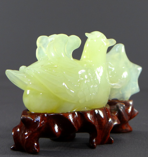 China, 1950er/1960er Jahre, Jade-Enten- und Blumenskulptur.