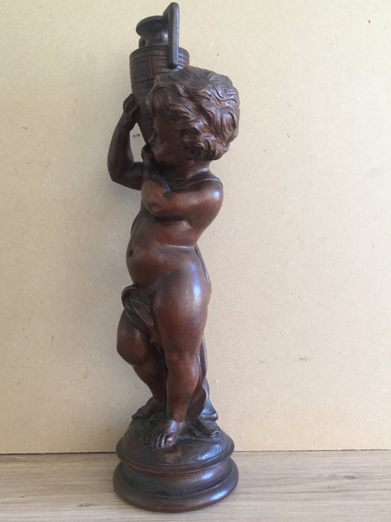 Ventesima statuetta in legno intagliato. Bambino Che Porta Un Vaso.