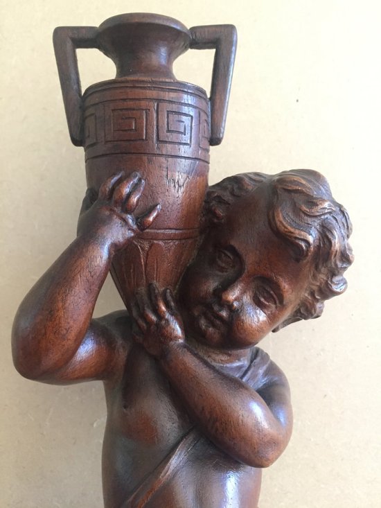 Ventesima statuetta in legno intagliato. Bambino Che Porta Un Vaso.