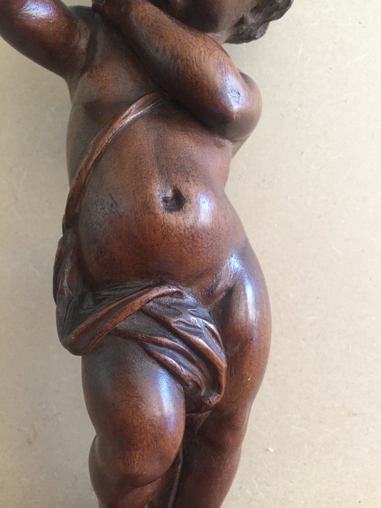 Ventesima statuetta in legno intagliato. Bambino Che Porta Un Vaso.