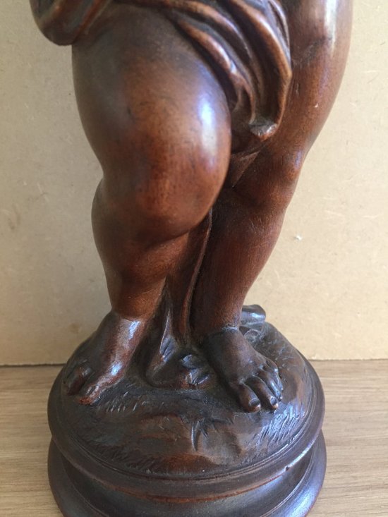 Ventesima statuetta in legno intagliato. Bambino Che Porta Un Vaso.