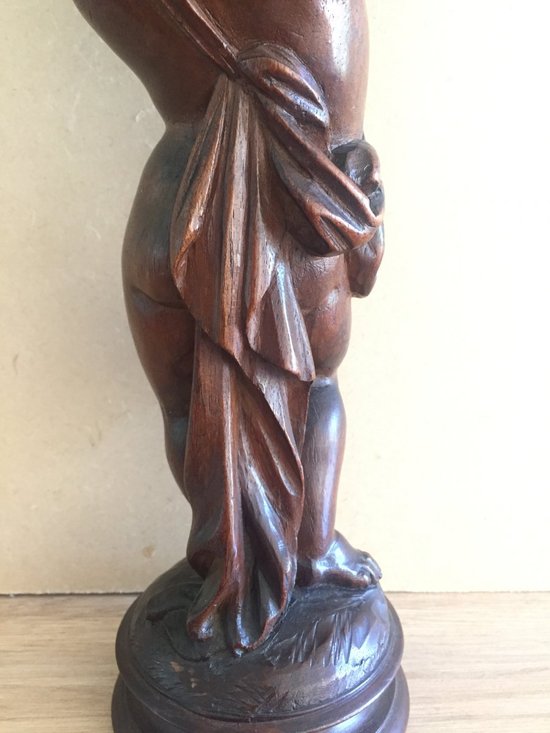 Ventesima statuetta in legno intagliato. Bambino Che Porta Un Vaso.