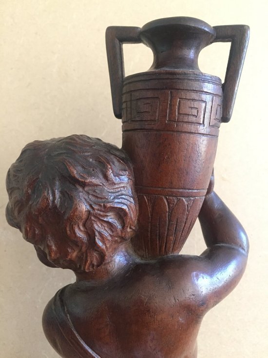 Ventesima statuetta in legno intagliato. Bambino Che Porta Un Vaso.