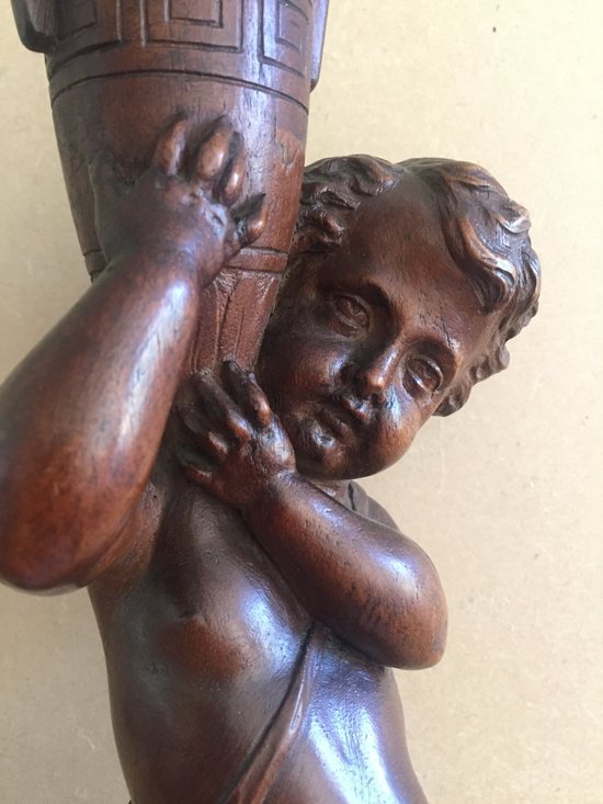 Ventesima statuetta in legno intagliato. Bambino Che Porta Un Vaso.