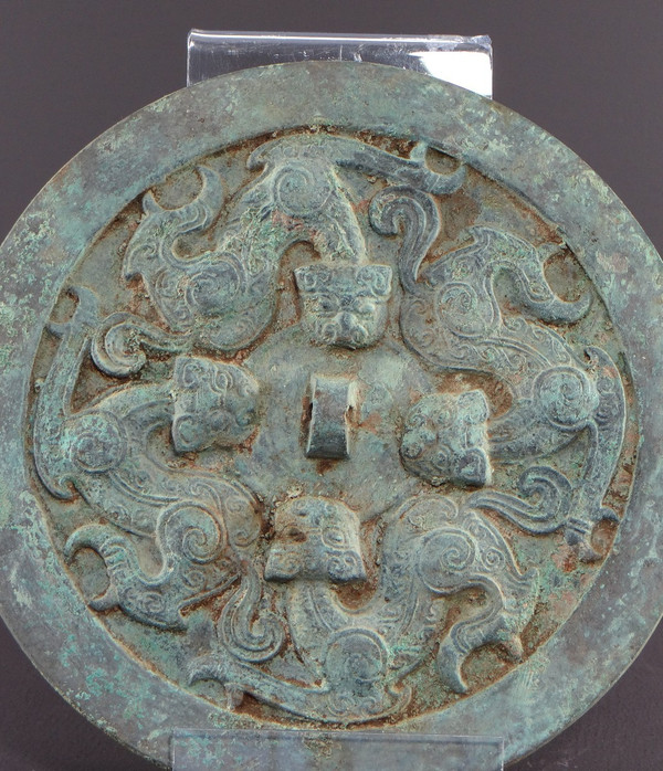 Cina, dinastia Qing, inizi del XIX secolo o precedenti, grande specchio funerario in bronzo.